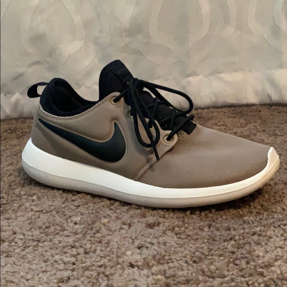 Women’s roshe Nike sneaker